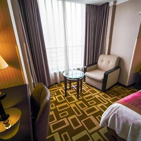 Dong Fang Hotel Pekin Dış mekan fotoğraf